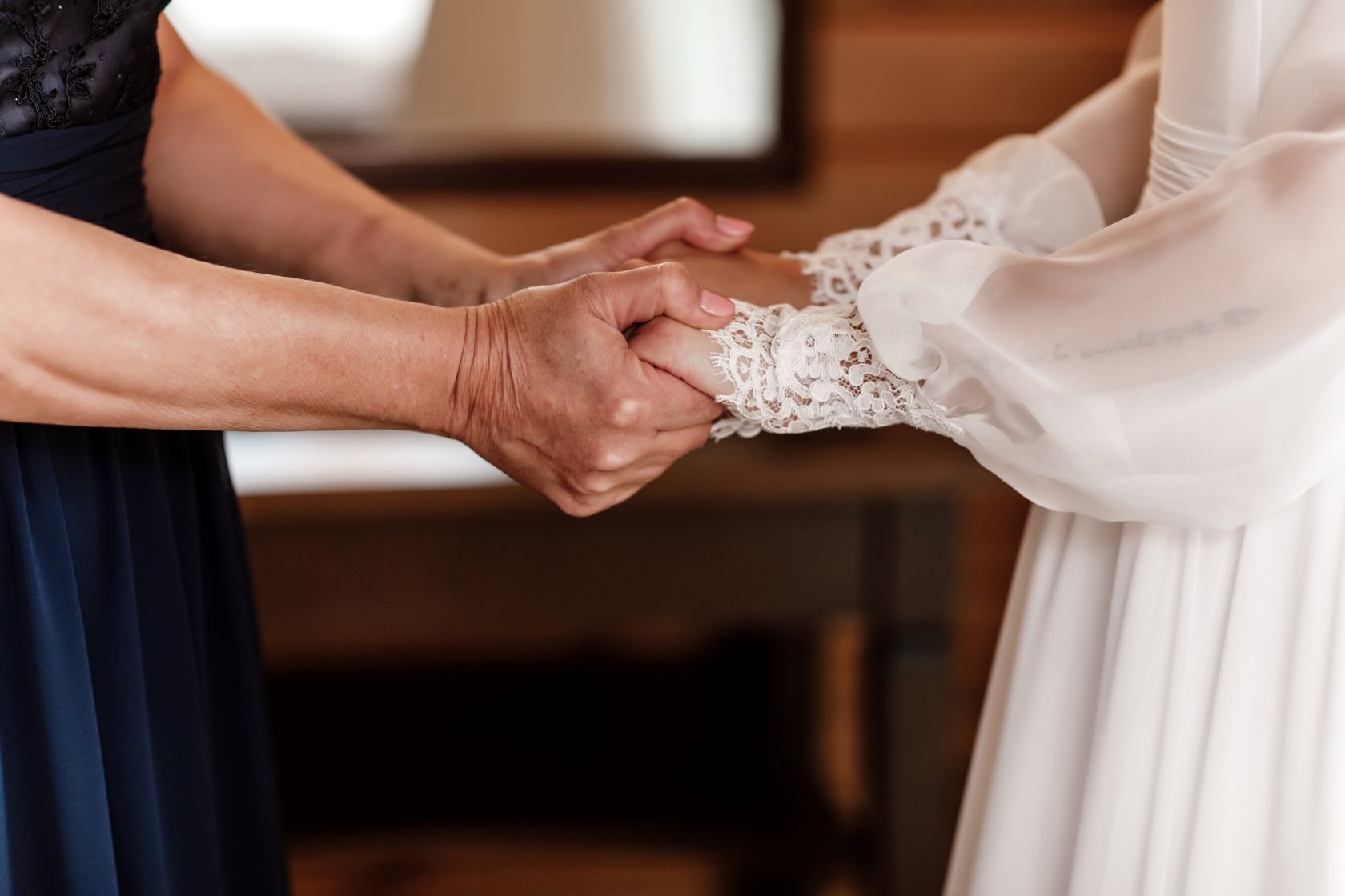 bride-on-wedding-day-holding-her-mother-s-hands