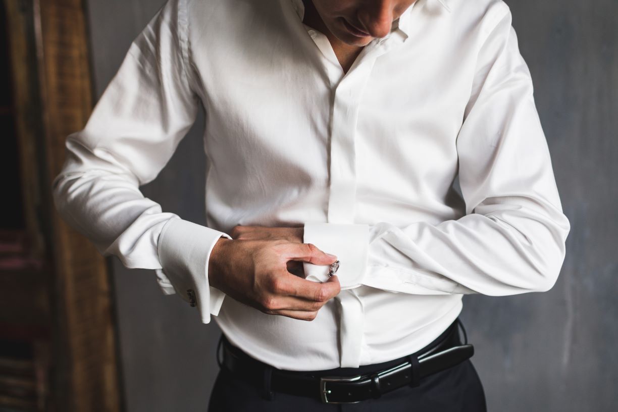 preparations-for-the-wedding-the-groom-wears-cufflinks